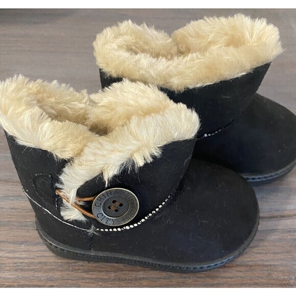 China Buttons City fuzzy Winter Pull on boots Black size 22 / 6 US baby boy girl - Picture 8 of 10